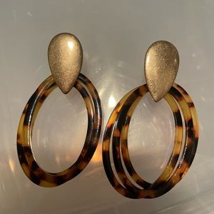 Gold and tortoise shell earrings.